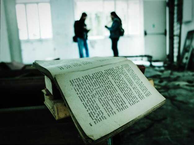 Reception and Comparative Insight: Reviews and THE ANATOMY OF GHOSTS